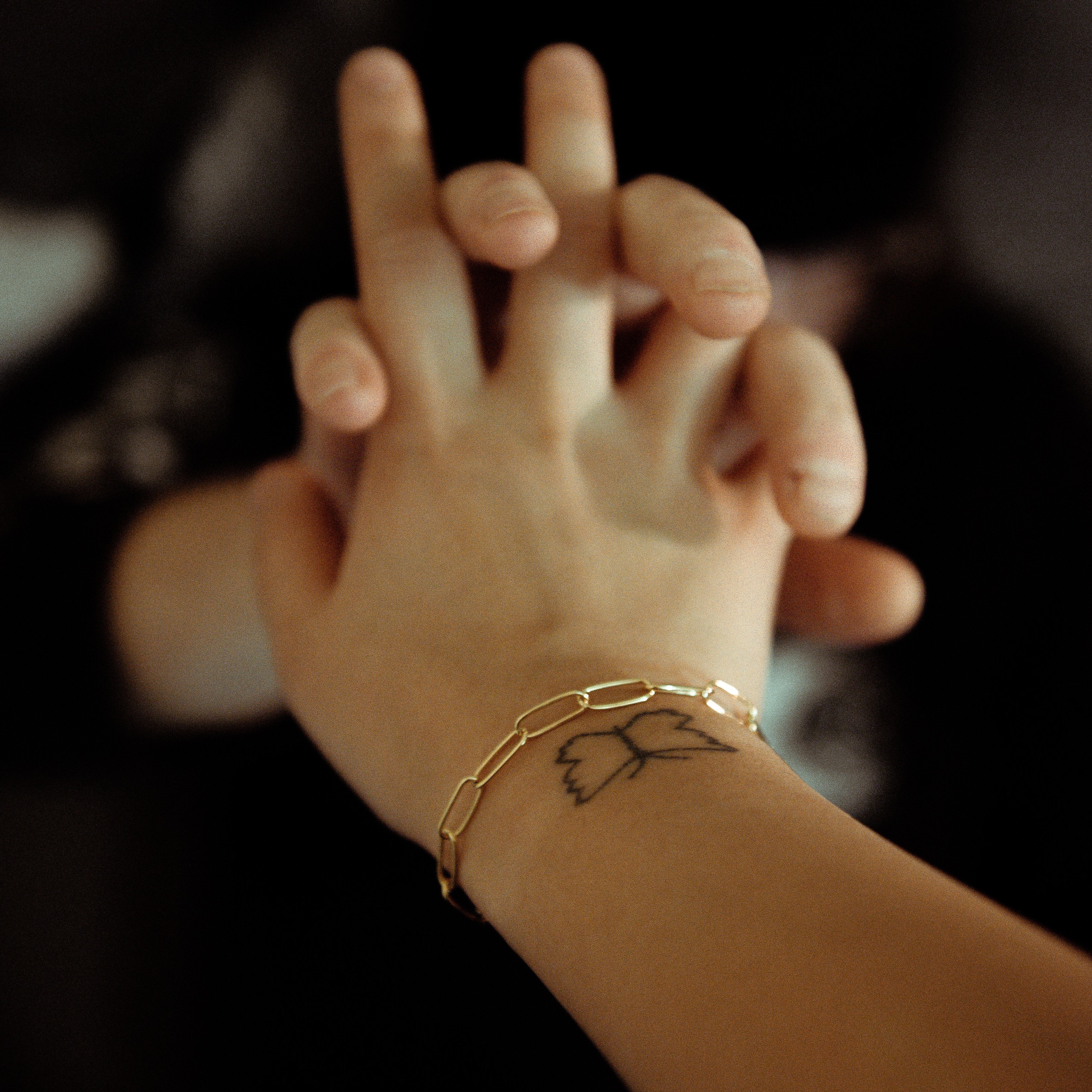 Gold bracelet made of a thin chain with no charms