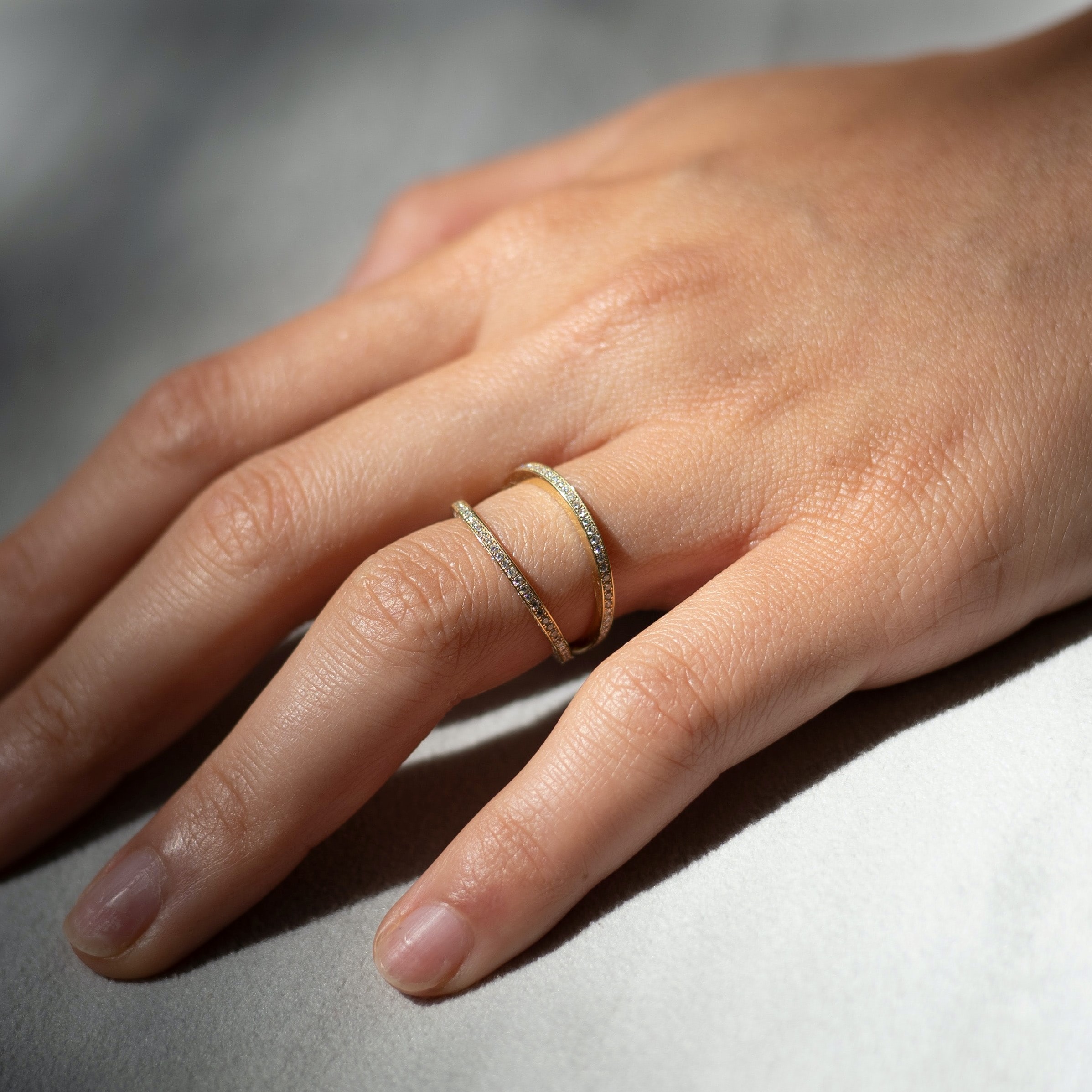A minimalistic ring made of little crystals