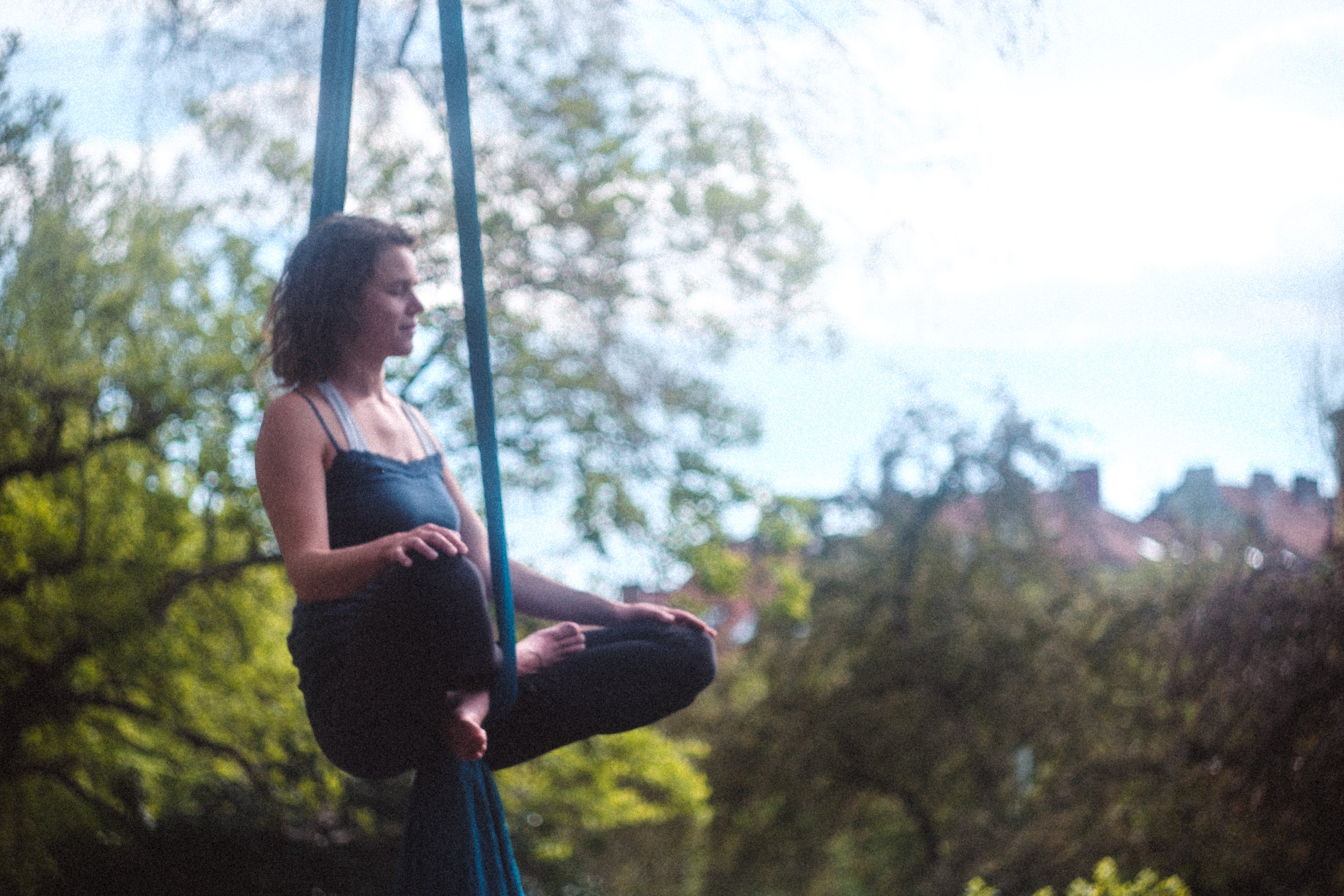 Aerial yoga img